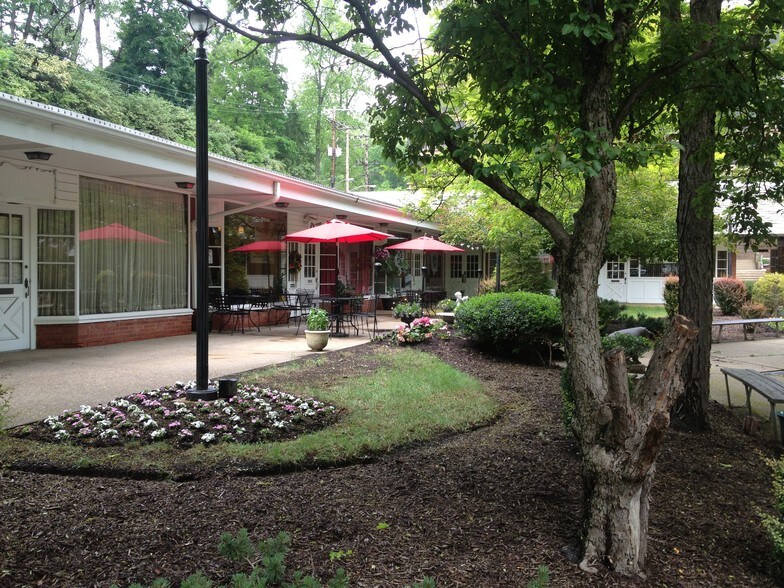 1910 Cochran Rd, Pittsburgh, PA for sale - Building Photo - Image 1 of 1