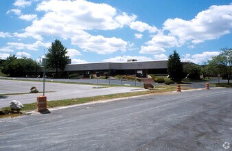 10640-10650 Gateway Blvd, Creve Coeur, MO for lease Building Photo- Image 2 of 5
