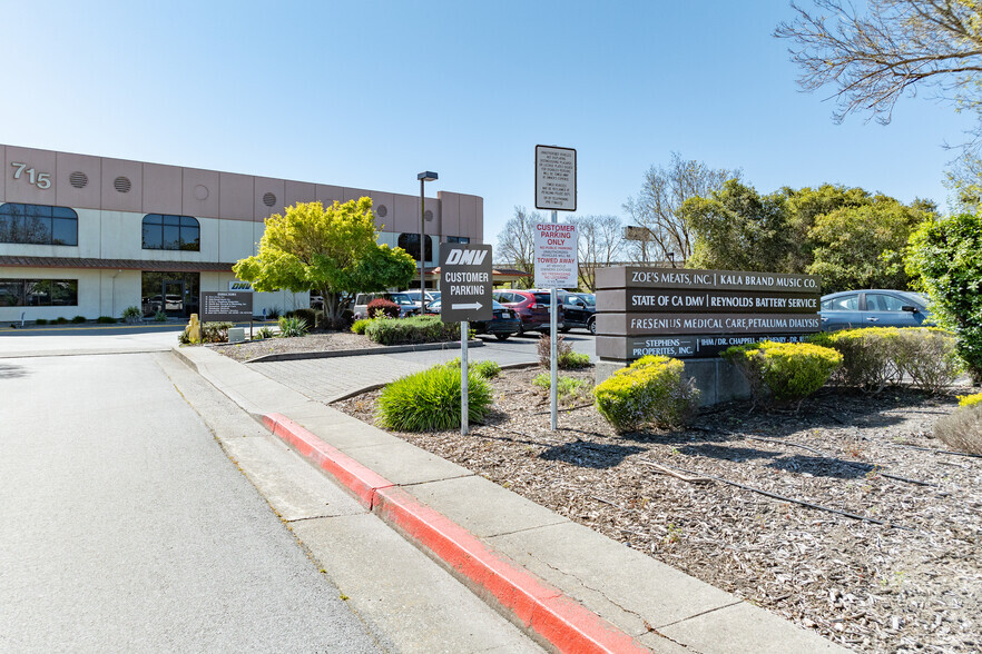 715 Southpoint Blvd, Petaluma, CA for lease - Building Photo - Image 2 of 7