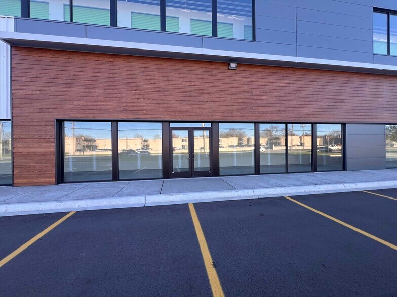 27900 Hoover Rd, Warren, MI for lease - Building Photo - Image 1 of 2