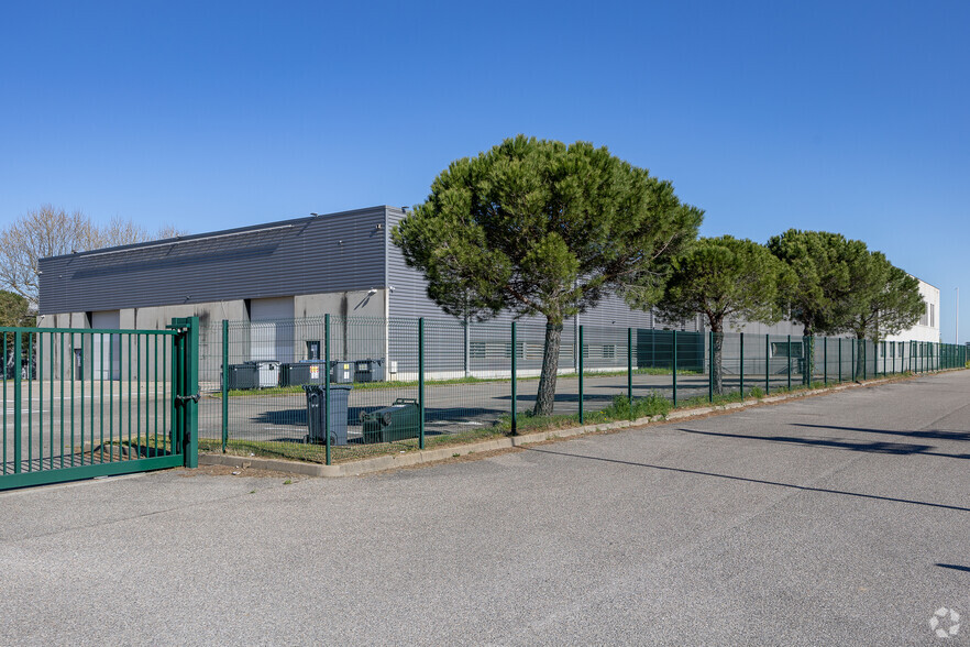 Flex in Saint-Priest for sale - Building Photo - Image 2 of 8