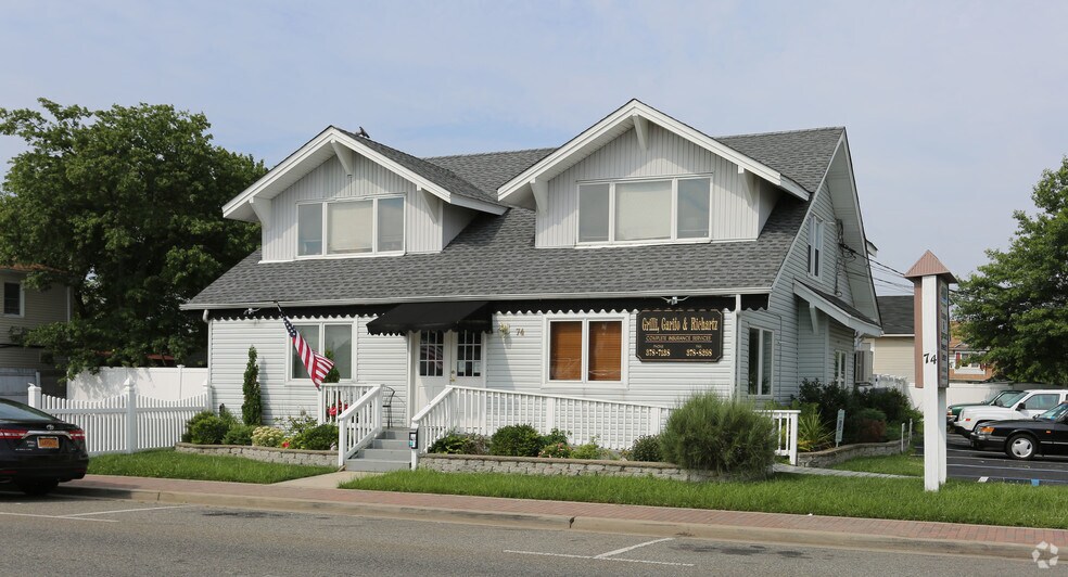 74 Woodcleft Ave, Freeport, NY for sale - Primary Photo - Image 1 of 1