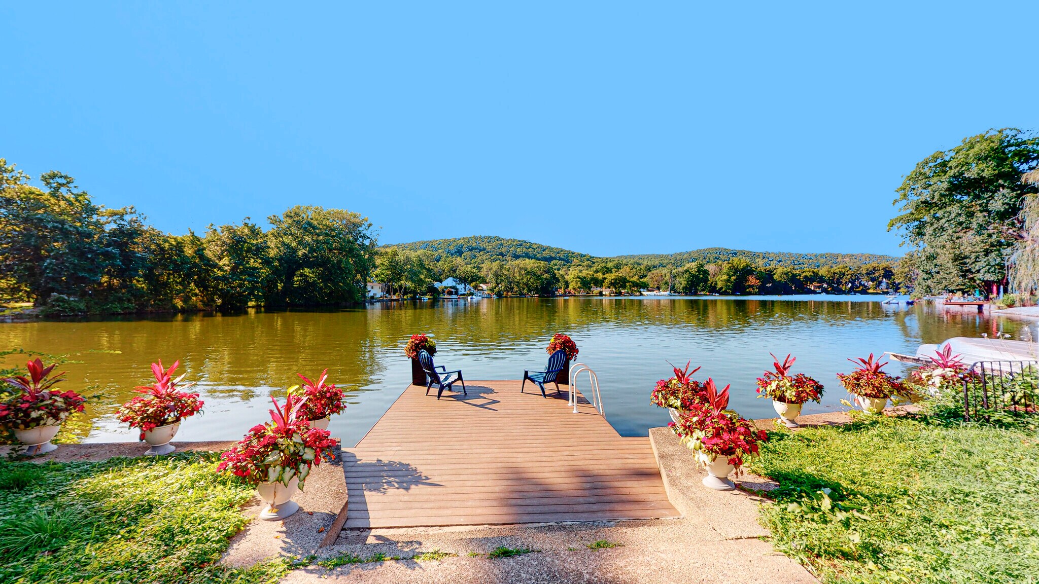 37 Lakeshore Dr, Oakland, NJ 07436