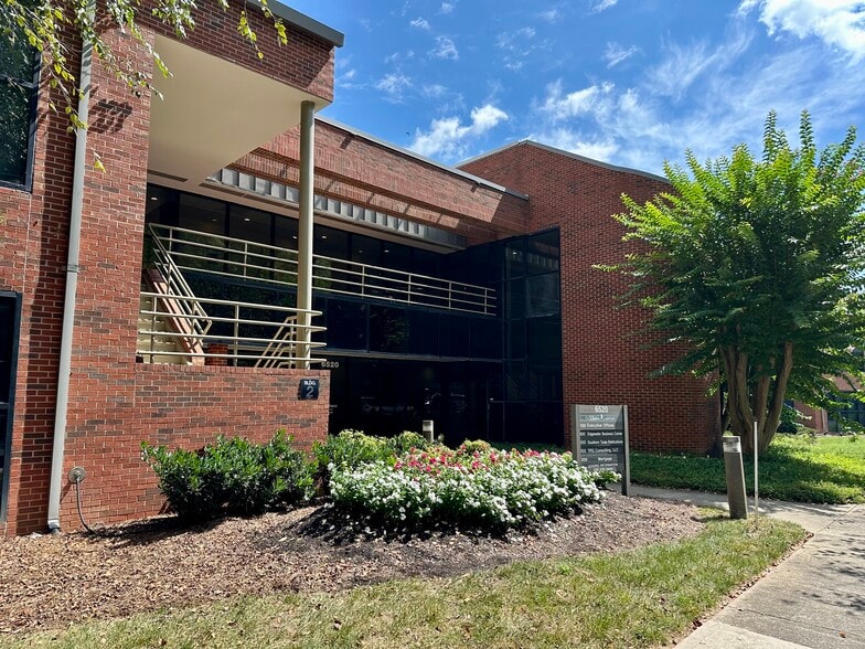 6520 Airport Center Dr, Greensboro, NC for lease - Building Photo - Image 1 of 5