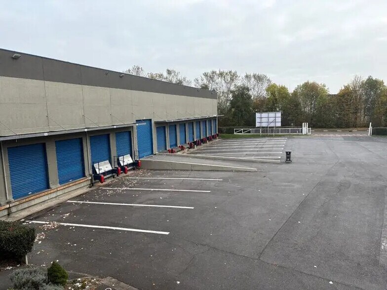 Flex in Saint-Thibault-des-Vignes for lease - Building Photo - Image 1 of 11