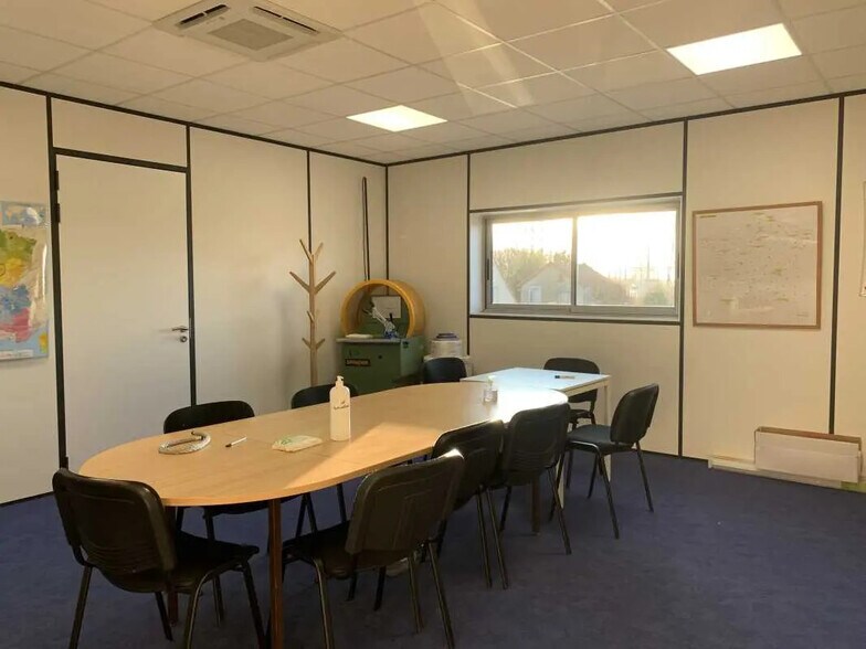 Office in Chaingy for lease - Interior Photo - Image 3 of 14