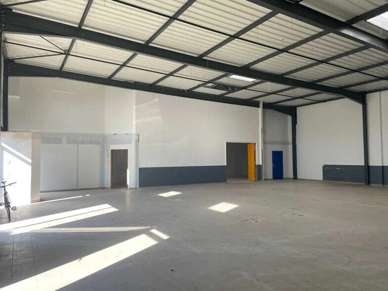 Flex in Lyon for lease - Interior Photo - Image 3 of 3