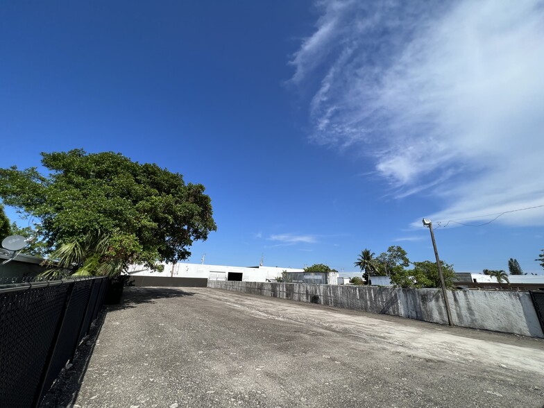 224 NW 2nd Ave, Hallandale Beach, FL for lease - Building Photo - Image 2 of 4