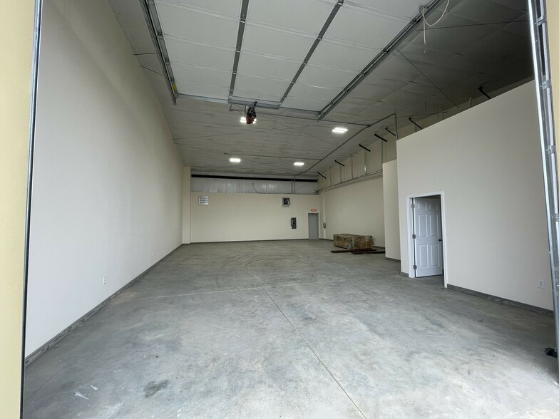 904 E Russell St, Fayetteville, NC for lease - Interior Photo - Image 2 of 7