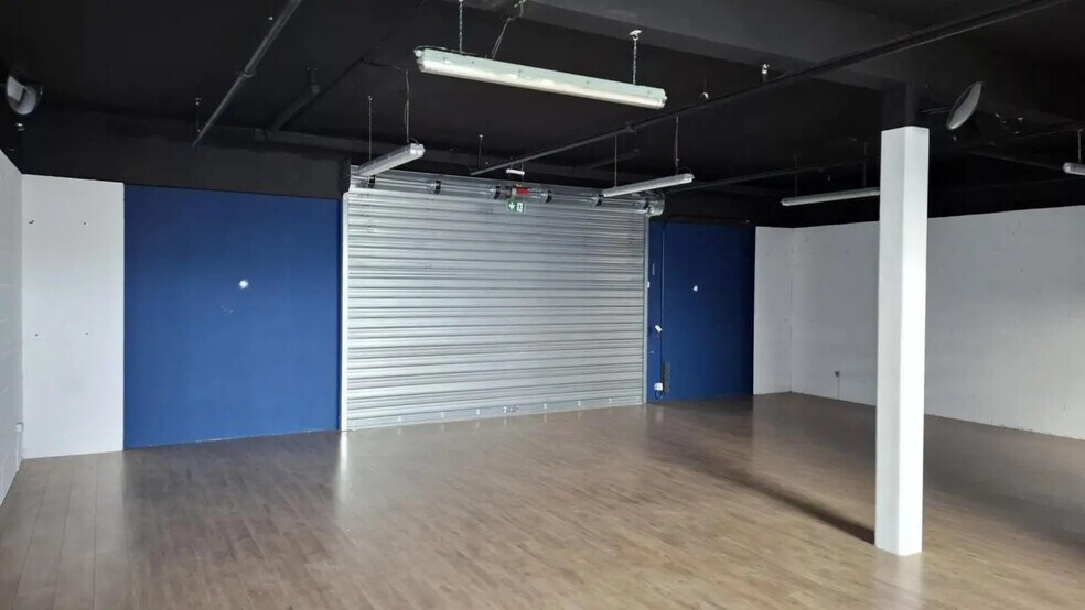 Retail in Combourg for lease - Interior Photo - Image 2 of 3