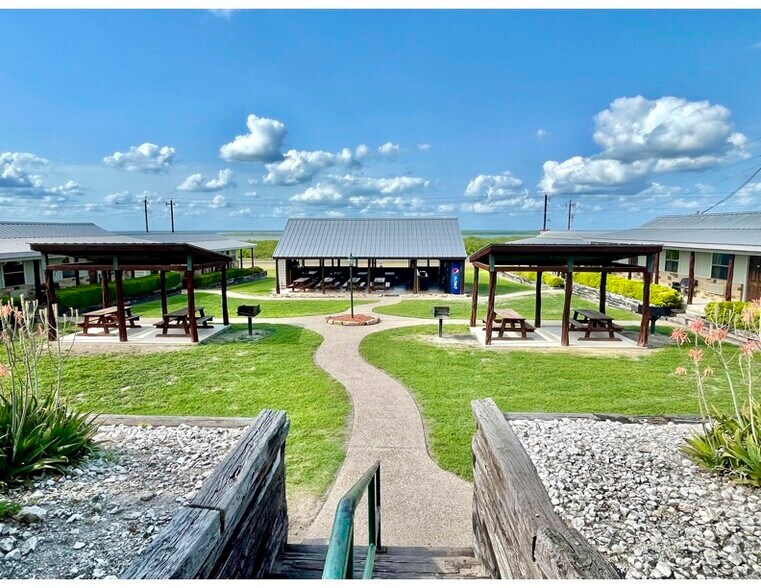 141 Jeff St, Three Rivers, TX 78071