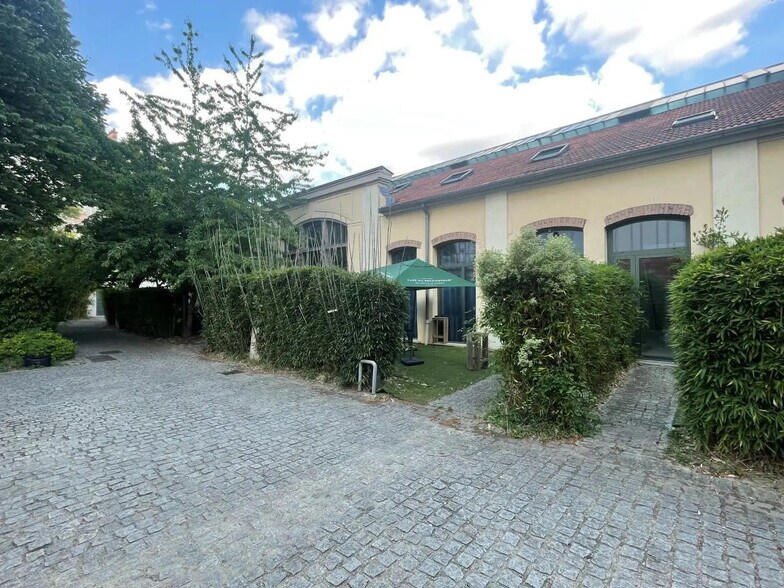 Flex in Gentilly for sale - Building Photo - Image 1 of 5