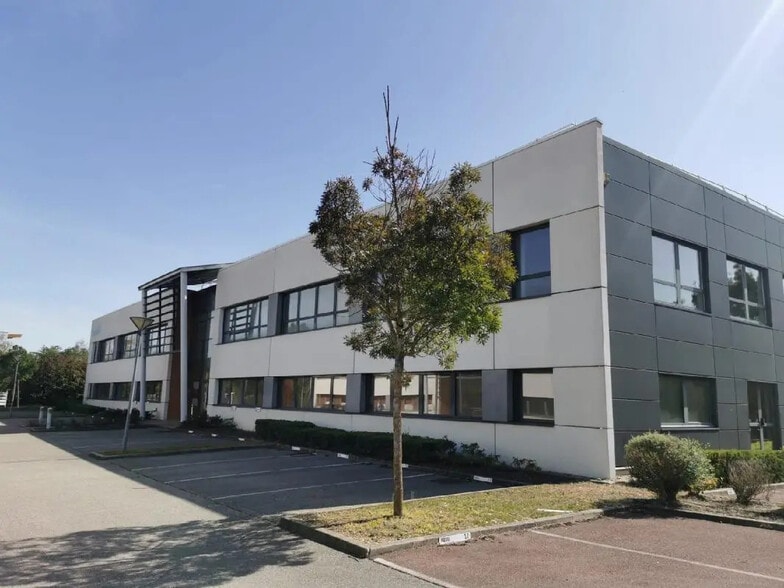 Office in Saint-Priest for lease - Building Photo - Image 2 of 9