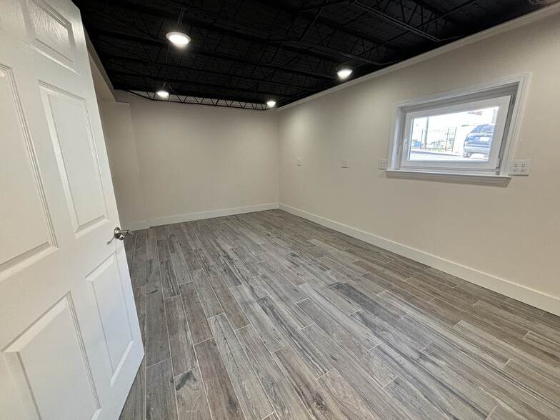 2070 N Palafox St, Pensacola, FL for lease - Building Photo - Image 3 of 9