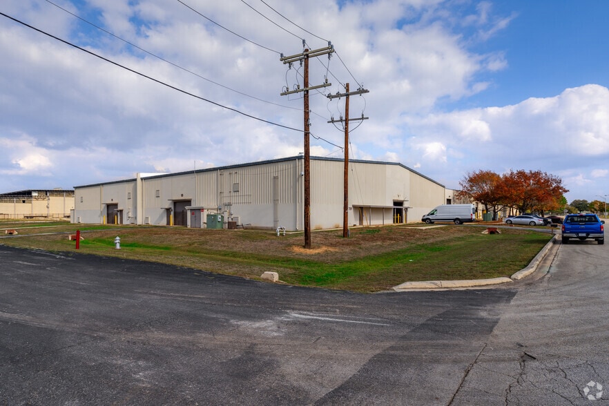 709 Raymond Medina St, San Antonio, TX for lease - Primary Photo - Image 1 of 5