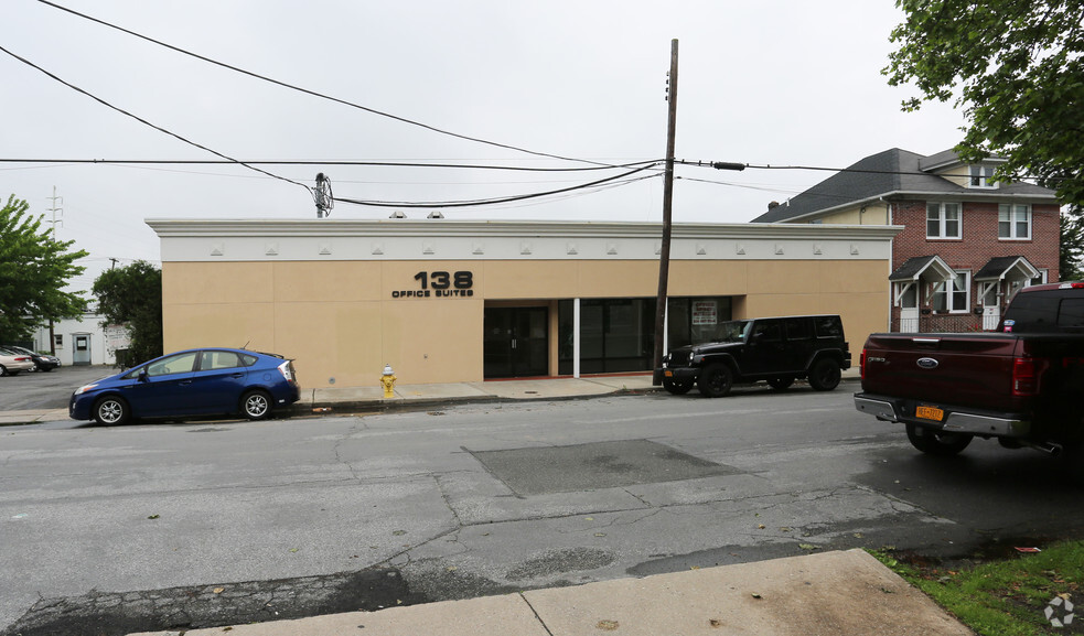 138 S 1st St, Lindenhurst, NY for lease - Primary Photo - Image 1 of 17