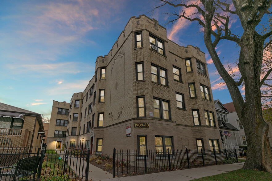 1911 W Larchmont Ave, Chicago, IL for sale - Building Photo - Image 1 of 15