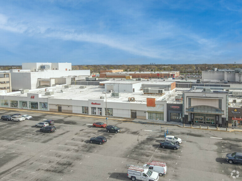 1098 Green Acres Mall, Valley Stream, NY for lease - Building Photo - Image 3 of 4