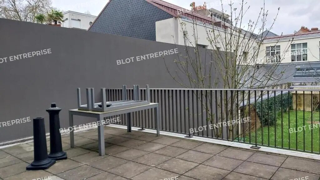 Location Bureaux 212 m² - Photo 1