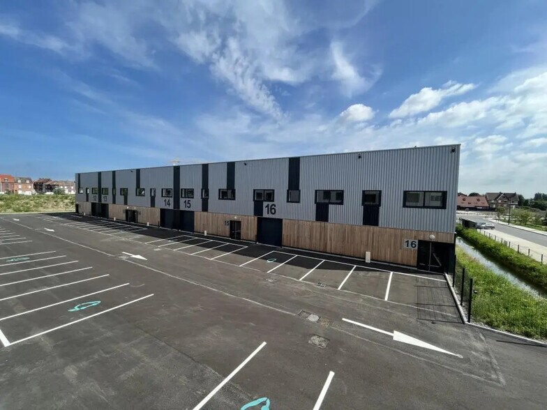 Flex in Wattrelos for lease - Building Photo - Image 1 of 8