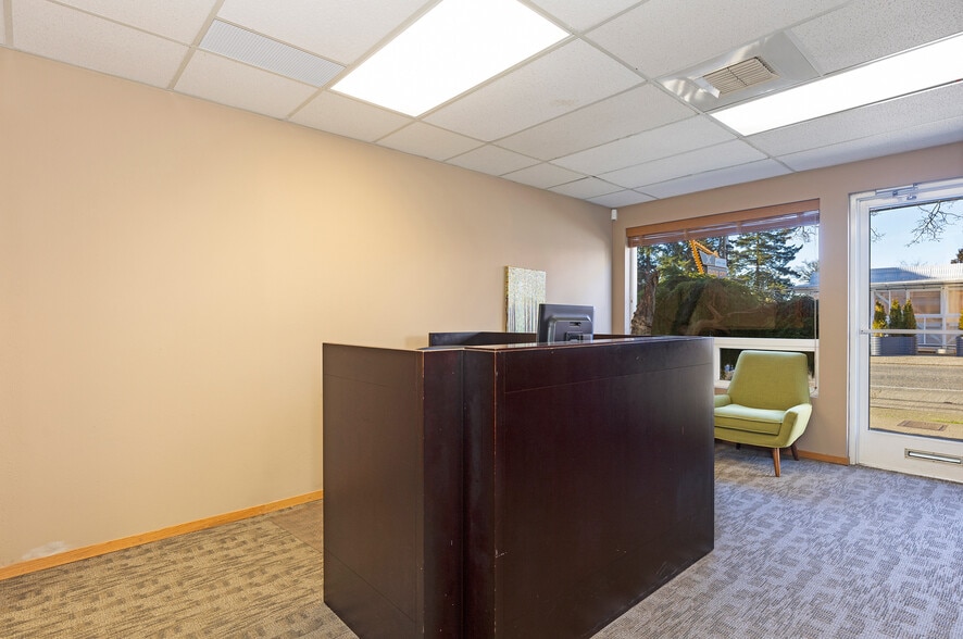 8804 Roosevelt Way NE, Seattle, WA for sale - Interior Photo - Image 3 of 16