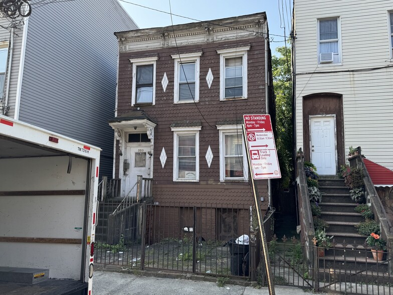 980 Metropolitan Ave, Brooklyn, NY for sale - Building Photo - Image 1 of 1