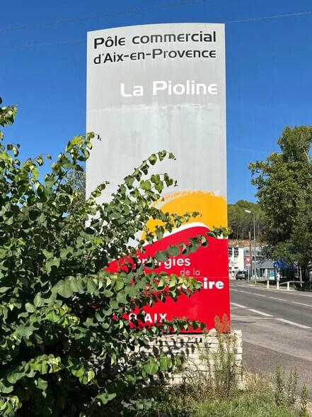 Retail in Aix-en-Provence for lease - Building Photo - Image 2 of 5