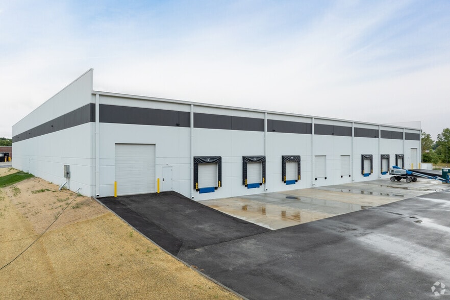 500-550 Corporate Hills Dr, Saint Charles, MO for sale - Building Photo - Image 2 of 4