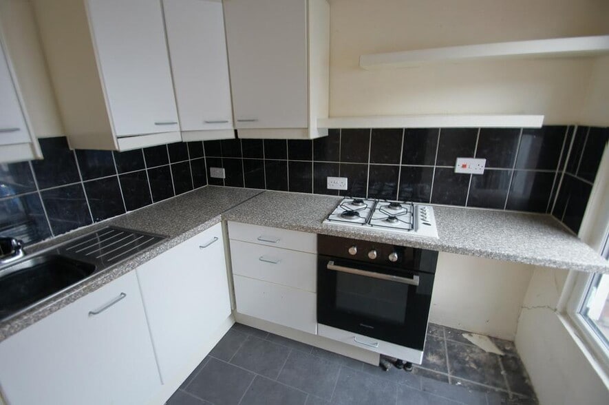 8 Whitby Rd, Ellesmere Port for sale - Building Photo - Image 2 of 10