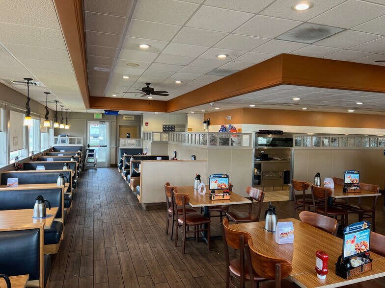 1347 Kinneman Dr, Bourbonnais, IL for sale - Building Photo - Image 3 of 17