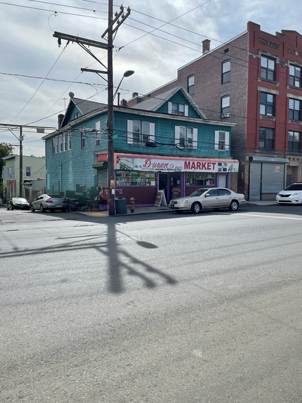 722 E Main St, Waterbury, CT for sale - Building Photo - Image 1 of 1