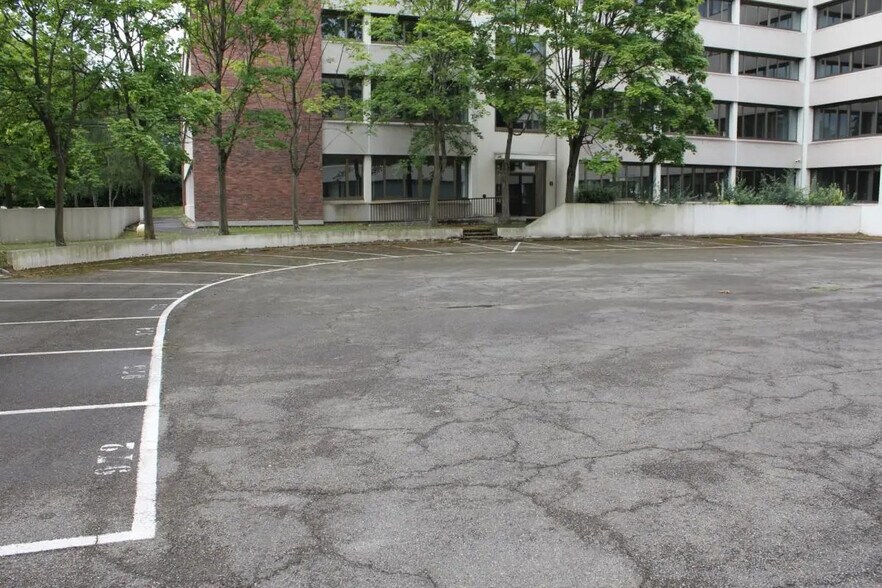 1 Rue Jean Pierre Timbaud, Montigny-le-Bretonneux for lease - Building Photo - Image 2 of 5