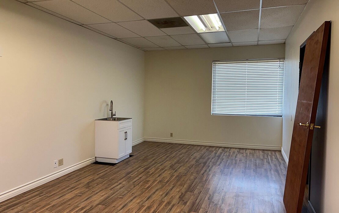 31900 Mission Trl, Lake Elsinore, CA for lease Interior Photo- Image 1 of 7