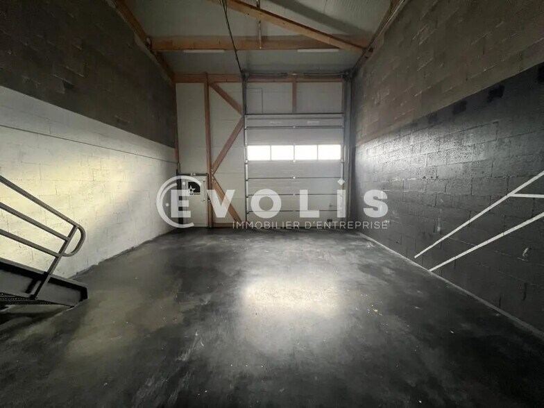 Flex in Combs-la-Ville for lease - Interior Photo - Image 1 of 9