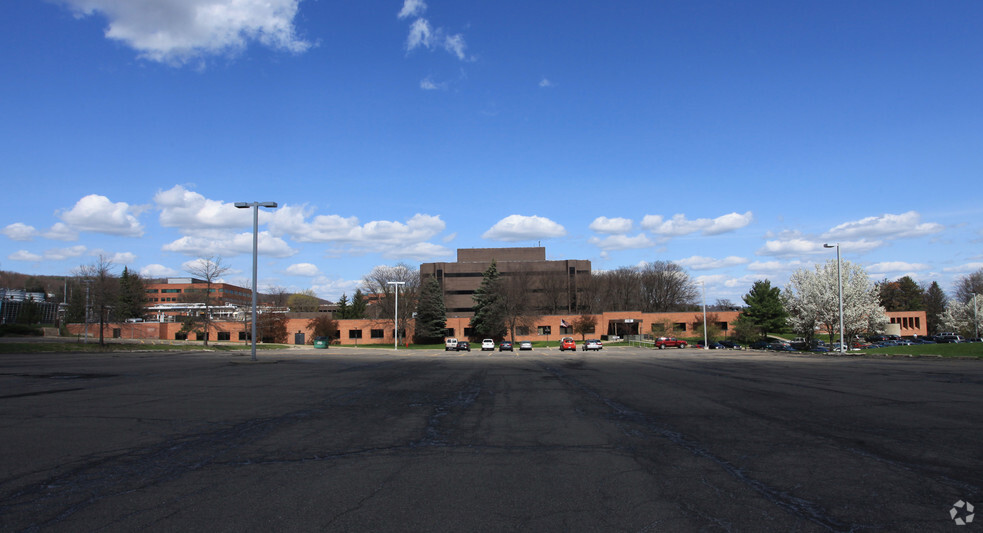 1010 Perimeter Rd W, Endicott, NY for lease - Building Photo - Image 3 of 4