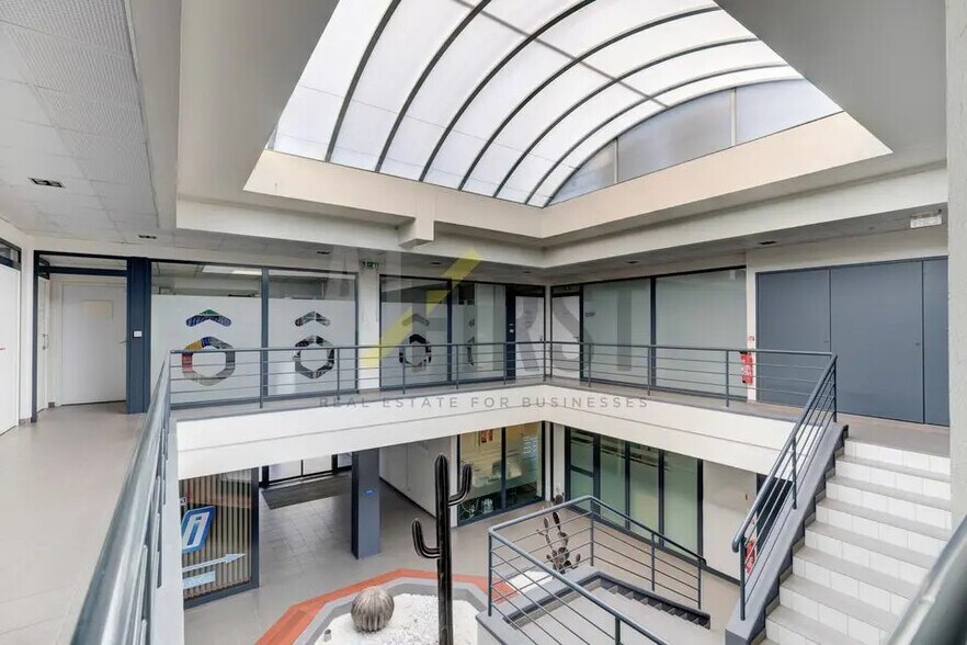 Office in Antibes for lease - Lobby - Image 2 of 9