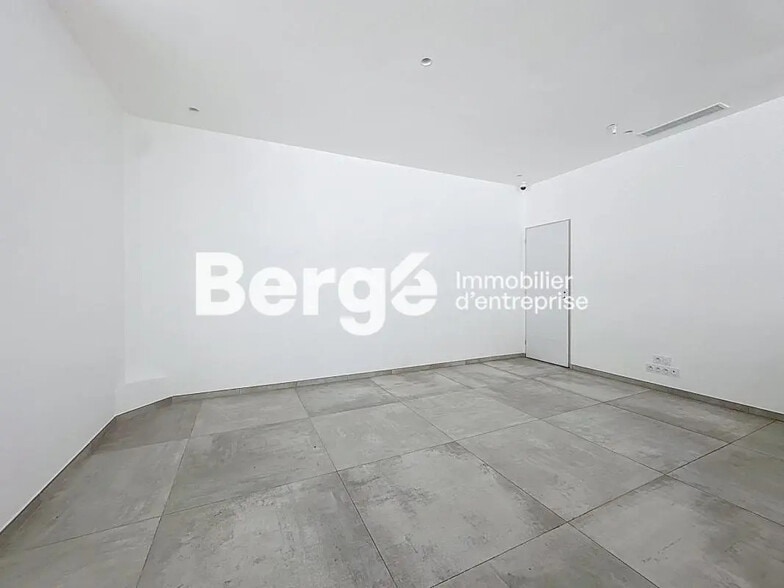 Retail in Antibes for lease - Interior Photo - Image 3 of 4