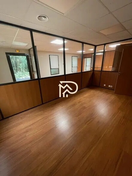 Office in Aubagne for lease - Interior Photo - Image 2 of 4