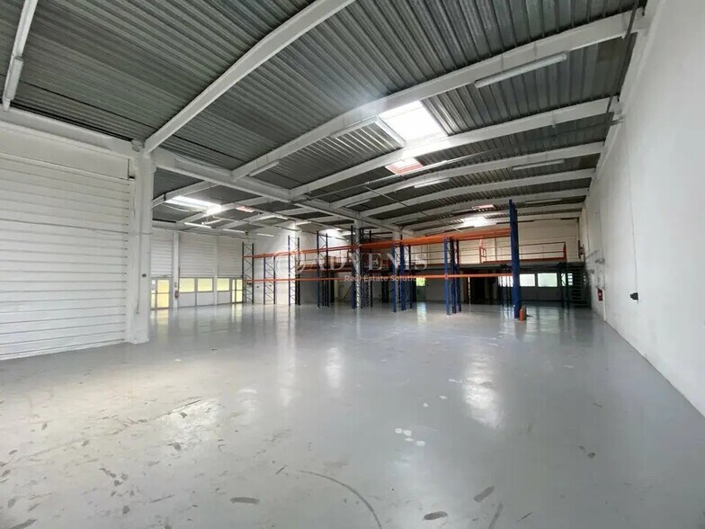 Industrial in Trappes for lease - Interior Photo - Image 1 of 8
