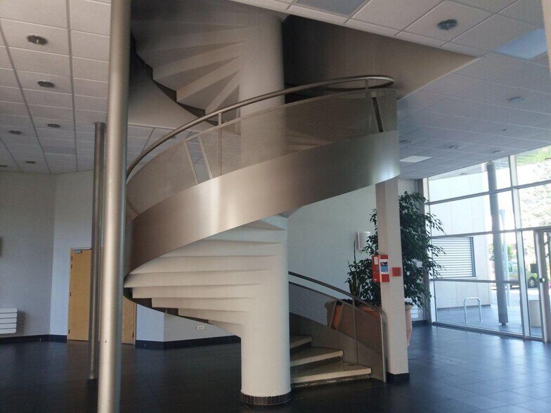 Office in Moirans for lease - Interior Photo - Image 2 of 4