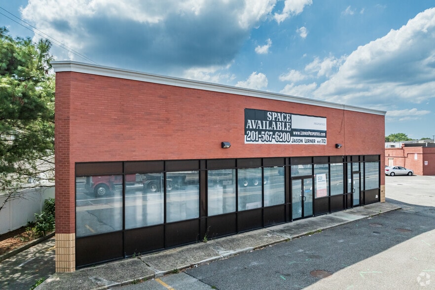 20-74 Deer Park Ave, North Babylon, NY for lease - Building Photo - Image 3 of 5