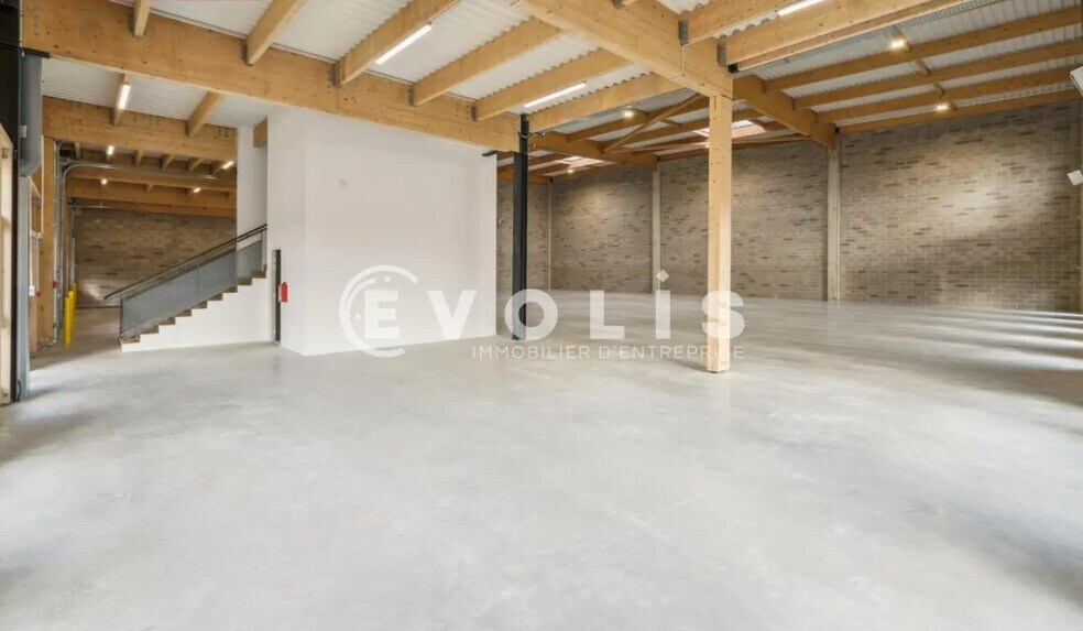 Flex in Graveson for lease - Interior Photo - Image 3 of 9