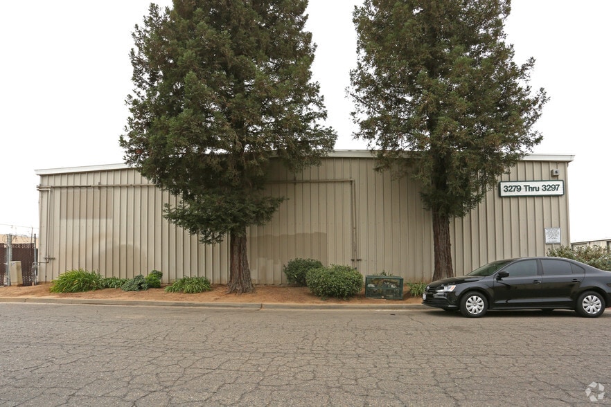 3279-3297 W Sussex Way, Fresno, CA for lease - Building Photo - Image 2 of 5
