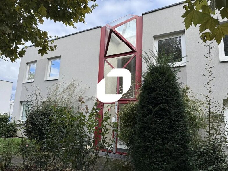 Office in Grenoble for lease - Building Photo - Image 1 of 8