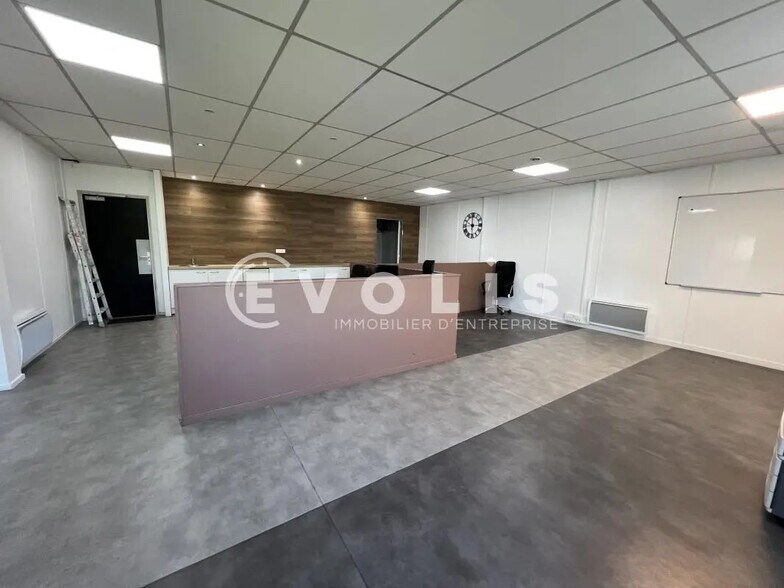 Office in Neuilly-Plaisance for lease - Interior Photo - Image 1 of 9