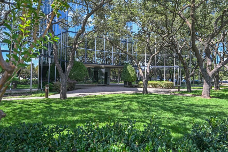 8600 Freeport Pky, Irving, TX for sale - Building Photo - Image 2 of 11