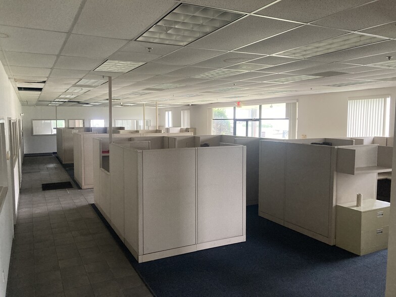 190 Express St, Plainview, NY for lease - Interior Photo - Image 2 of 5