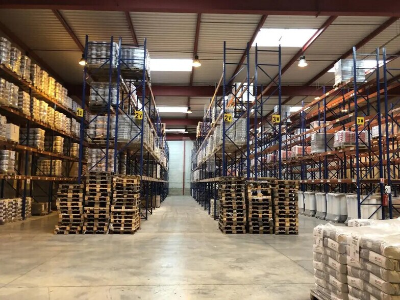 Flex in Combs-la-Ville for lease - Interior Photo - Image 3 of 5