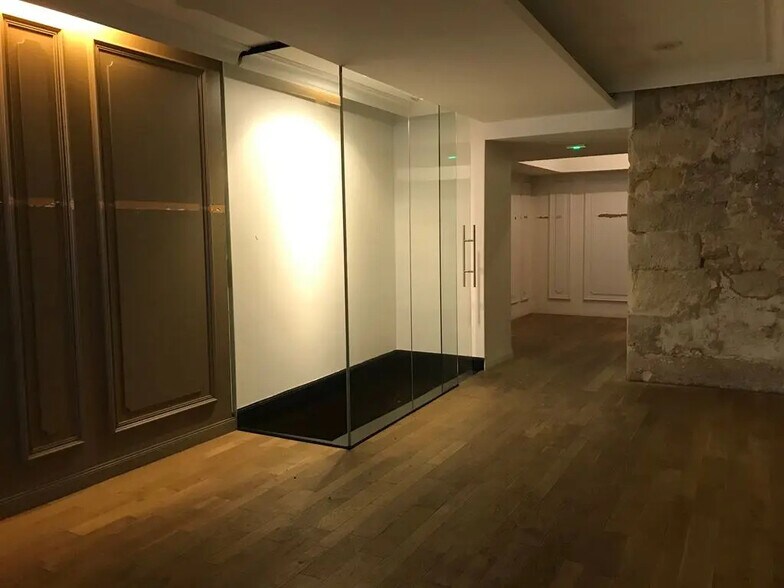 Retail in Paris for lease - Interior Photo - Image 1 of 8
