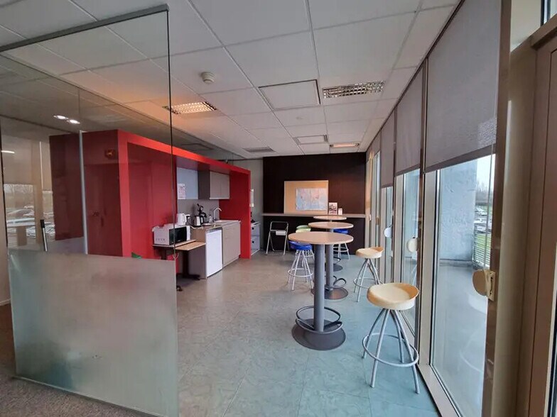 Office in Caen for lease - Interior Photo - Image 3 of 3